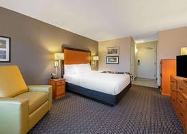 La Quinta Inn & Suites by Wyndham New Orleans Airport 4