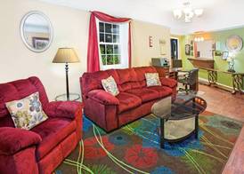 Days Inn & Suites by Wyndham Terre Haute 2
