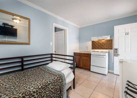 Boardwalk Hotel Charlee & Beach House Rentals 5