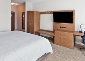 Holiday Inn Express & Suites FAYETTEVILLE by IHG 3