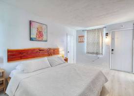 Pineapple Shores Retro Inn 2