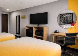 Super 8 by Wyndham Champaign 4