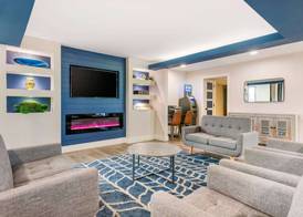 Super 8 by Wyndham Orlando Near Florida Mall 5