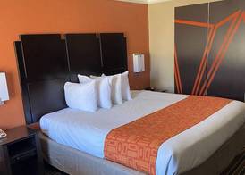 Howard Johnson by Wyndham Historic Lake Charles 4