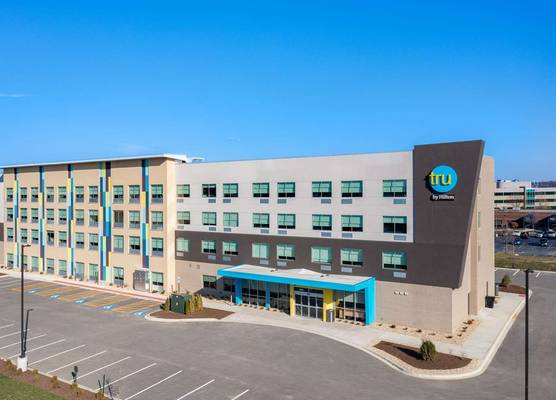 Tru by Hilton Naperville 1
