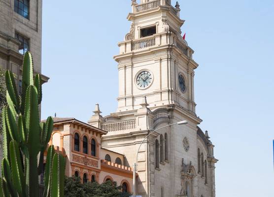 Pullman Lima San Isidro 1