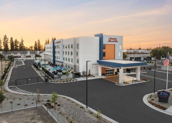 Hampton Inn & Suites Bakersfield Central 1