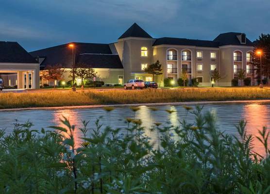 DoubleTree by Hilton Chicago Wood Dale - Elk Grove 1