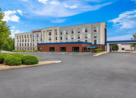 Hampton Inn & Suites Grove City 1
