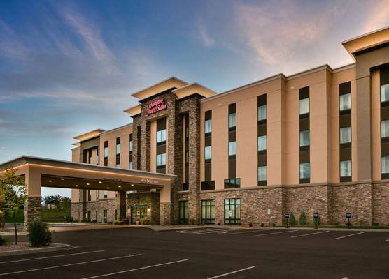 Hampton Inn & Suites Hudson, WI 1
