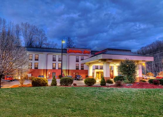 Hampton Inn Marion 1