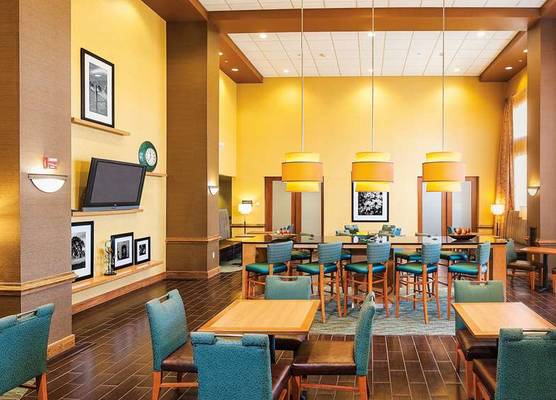 Hampton Inn & Suites Chesapeake-Square Mall 1