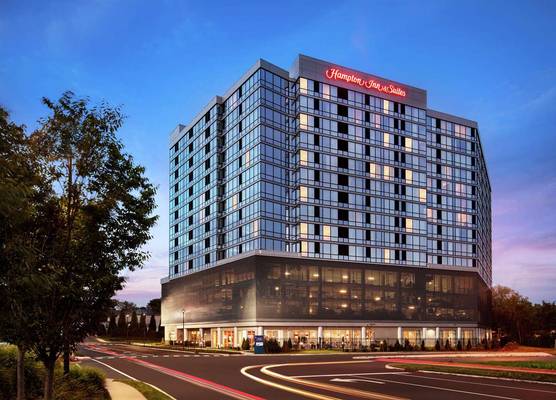 Hampton Inn & Suites Teaneck/Glenpointe 1