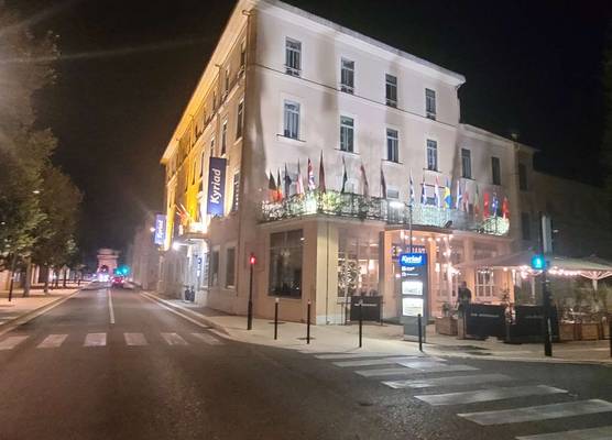 KYRIAD ORANGE Centre Ville - HOTEL RESTAURANT BAR - Galerie d'Art des Princes - Provence Alpes Côte'Azur - France - AUTOROUTE A7-A9 - exit21- Châteauneuf-du-Pape Avignon Bollene Nimes Valence - Terras 1