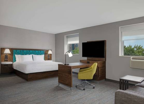 Hampton Inn & Suites by Hilton Toronto Downtown 1