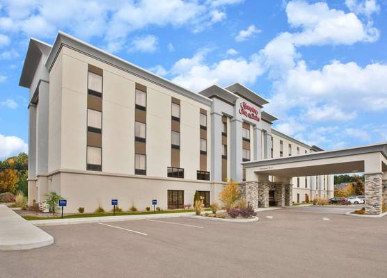 Hampton Inn & Suites Alliance 1