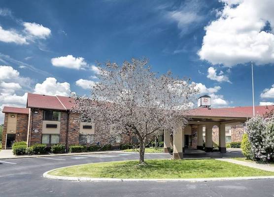 Red Roof Inn & Suites Hermitage 1