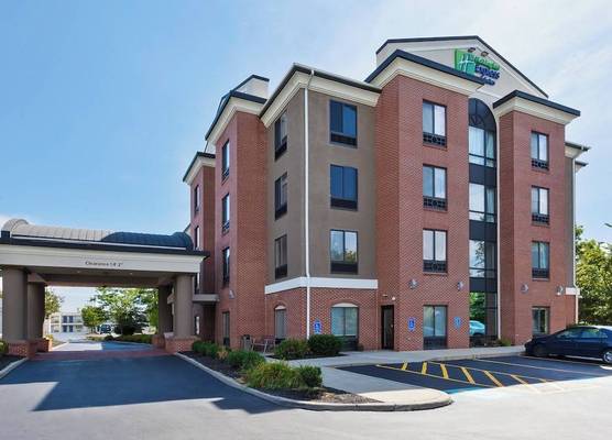 Holiday Inn Express & Suites CLEVELAND-RICHFIELD by IHG 1