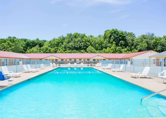 Travelodge by Wyndham Parkersburg 1