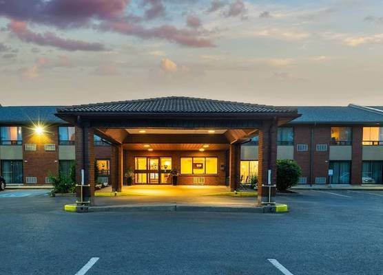 Comfort Inn Kingston - Highway 401 1