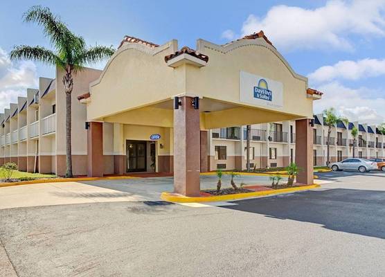 Days Inn & Suites by Wyndham Tampa Fairground-Casino-Ybor 1