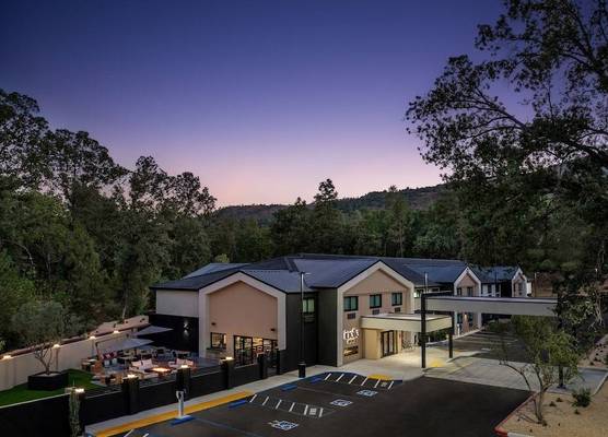 The Inelle, Oakhurst Yosemite, a Tribute Portfolio Hotel 1