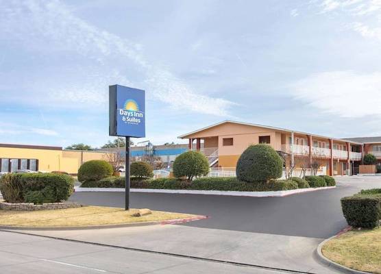 Days Inn & Suites by Wyndham Arlington Near Six Flags 1