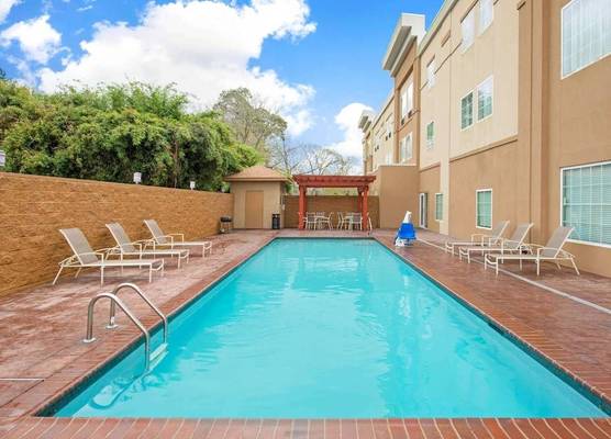 La Quinta Inn & Suites by Wyndham Lake Charles - Westlake 1