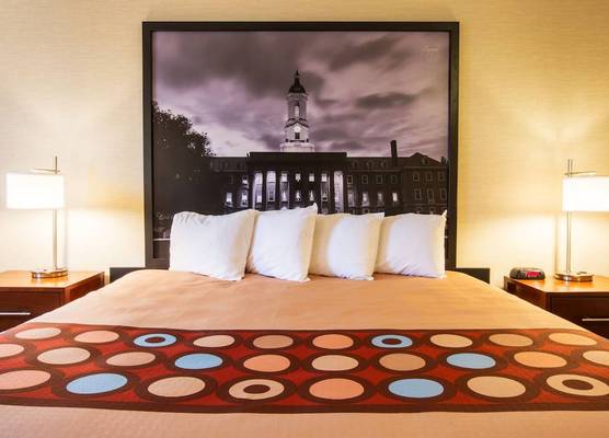 Super 8 by Wyndham State College 1