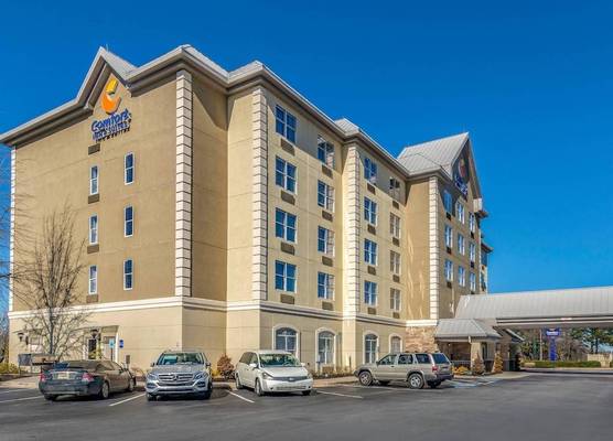 Comfort Inn & Suites near Six Flags 1