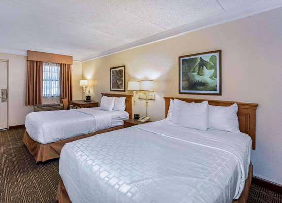 Townhouse Garden Inn & Suites San Antonio I 35 1