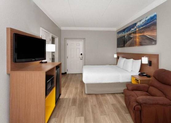 Days Inn & Suites by Wyndham Arlington Heights 1