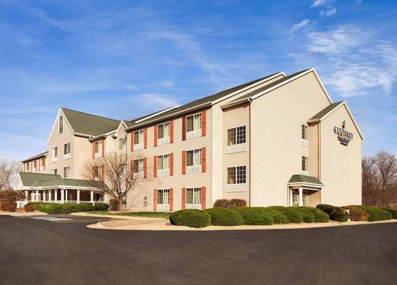 Country Inn & Suites by Radisson, Clinton, IA 1