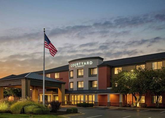 Courtyard by Marriott Kansas City Shawnee 1
