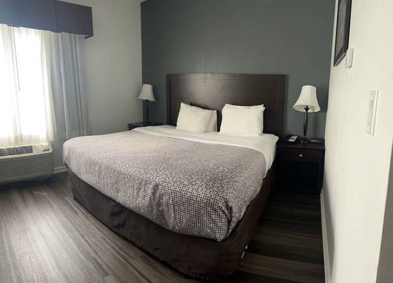 Econo Lodge & Suites Grand Rapids Airport 1