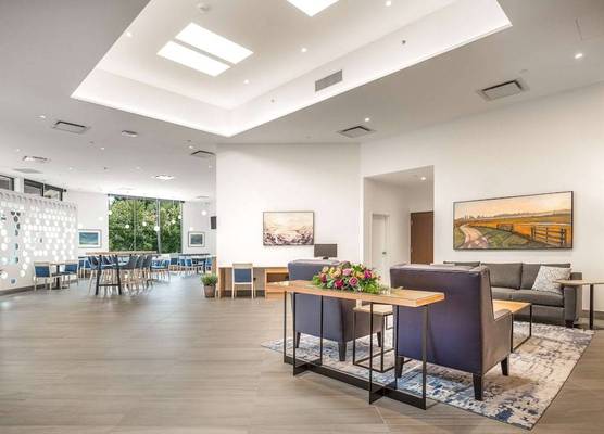 Coast Tsawwassen Inn 1