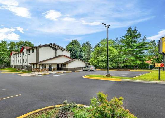 Super 8 by Wyndham East Stroudsburg - Poconos 1