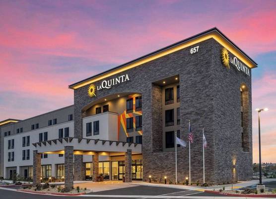 La Quinta Inn and Suites by Wyndham Lincoln 1