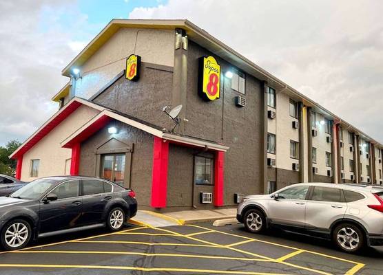 Super 8 by Wyndham Cedar Rapids 1