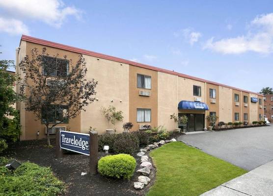 Travelodge by Wyndham Cleveland Lakewood 1