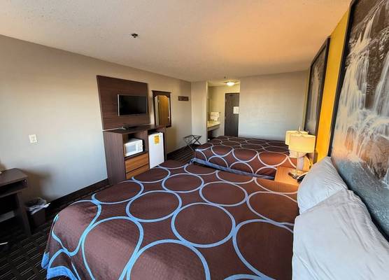 Super 8 by Wyndham Reedsburg 1