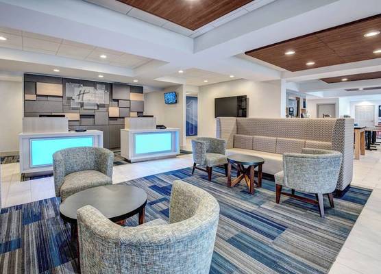 Holiday Inn Express & Suites WOODBRIDGE by IHG 1
