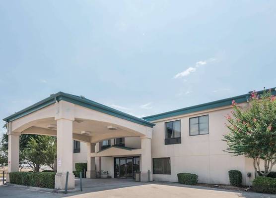 Super 8 by Wyndham Fort Worth Downtown South 1