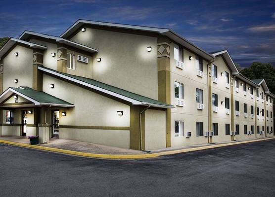 Super 8 by Wyndham Salem VA 1