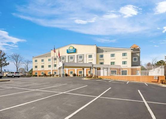 Days Inn & Suites by Wyndham Union City 1