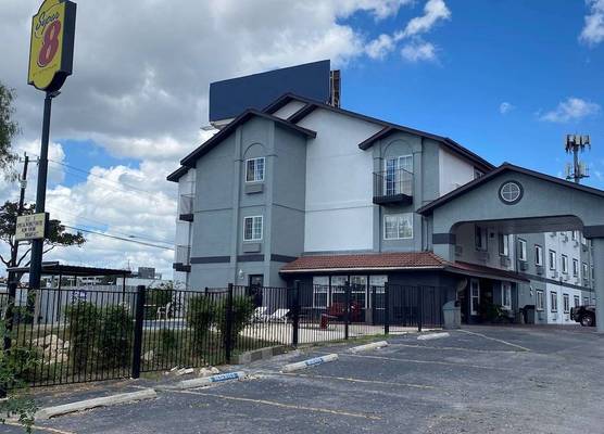 Super 8 by Wyndham San Antonio/Fiesta 1