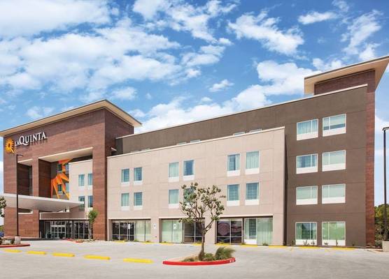 La Quinta Inn & Suites by Wyndham Bardstown 1