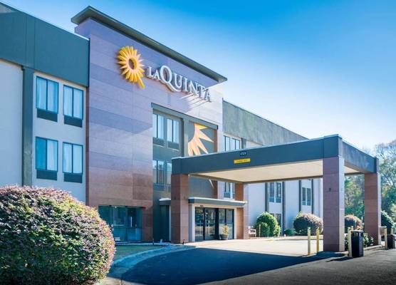 La Quinta Inn & Suites by Wyndham Fayetteville I-95 1