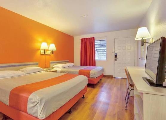 Super 8 by Wyndham Santa Rosa North 1