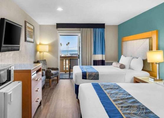 Howard Johnson by Wyndham Santa Cruz 1